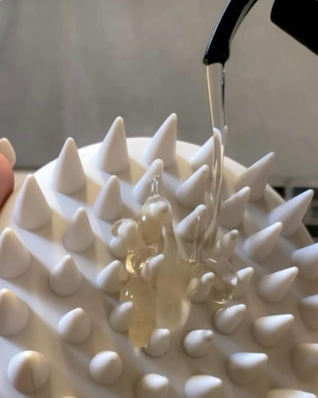 Selbstpflege beginnt bei den kleinen Dingen – wie einer entspannenden Kopfhautmassage💆🏽‍♀️. Kombiniert mit einem pflegenden Öl wird aus deiner Haarpflege ein echter Wellness-Moment.💗 #hairtok #selfcareroutine #scalpcare