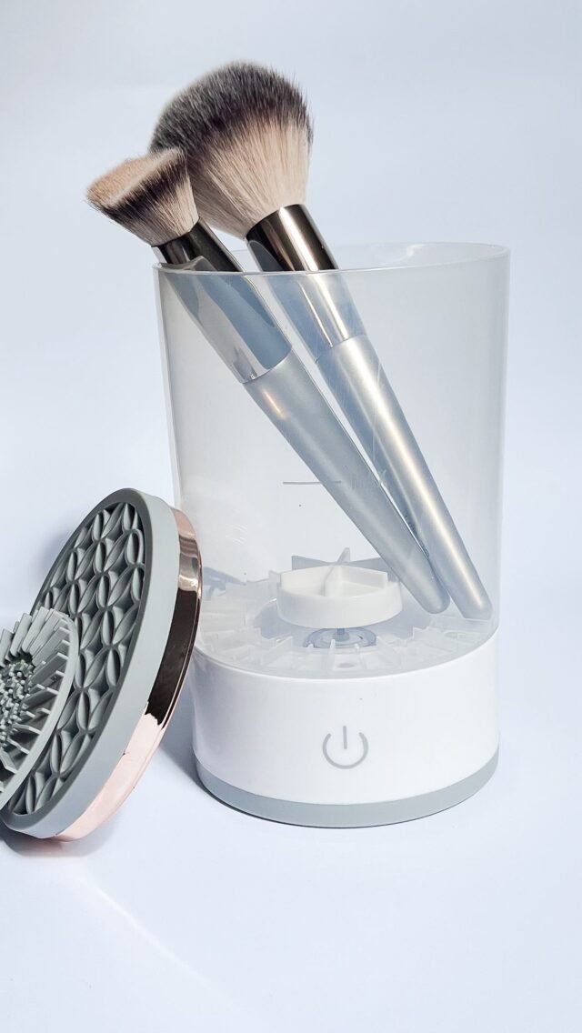 ✨ Elektrischer Pinselreiniger – Saubere Pinsel in Sekunden ✨

Bist du es leid, deine Make-up-Pinsel mühsam von Hand zu reinigen? 💭 Unser elektrisches Reinigungsgerät übernimmt das für dich – schnell, hygienisch und ohne Aufwand!

Rotierende Reinigung & Trocknung in einem Schritt ⚡ entfernt Make-up-Reste, Bakterien & Hautfett gründlich – für eine strahlende Haut und perfekte Make-up-Ergebnisse.

💎 Deine Vorteile:
• Tiefenreine & hygienische Pinsel in Sekunden
• Kein lästiges Rubbeln & Trocknen mehr
• Für alle Pinselgrößen geeignet
• Kompakt & einfach in der Anwendung
• Weniger Hautunreinheiten durch saubere Tools

⭐ Schon über 1.000 Beauty-Fans vertrauen auf unseren Pinselreiniger – und sind begeistert vom Ergebnis!
Stell dir vor: Saubere, trockene Pinsel in weniger als 1 Minute – jederzeit einsatzbereit!

👉 Hol dir jetzt deinen elektrischen Pinselreiniger und verwandle deine Pinselreinigung in ein Spa-Erlebnis für deine Tools! 🛁✨

#brushcleaner #makeuptools #cleanskin #beautyhack #makeuproutine
