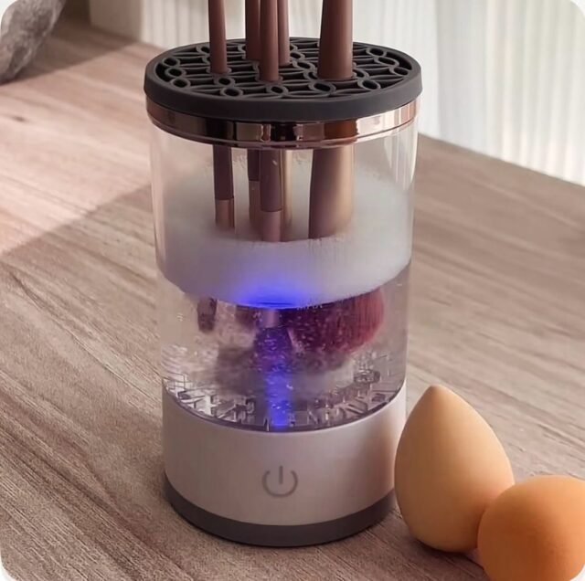 ✨ Clean Brushes, Clear Skin ✨
Es gibt einfach nichts Besseres, als frische, saubere Pinsel – ready für den nächsten Glow-Up 💅🏼💖
Bye-bye Make-up-Reste & Bakterien, hello gepflegte Haut & makelloser Look!
Selfcare beginnt nicht nur mit Hautpflege, sondern auch mit den kleinen Tools, die wir täglich benutzen 🧼💫 #beautycare #sauber #glow #makeup #skincare