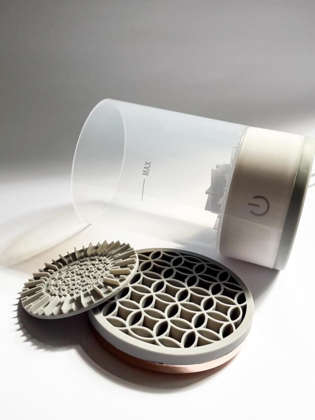 ✨ Porentiefe Reinigung in nur wenigen Minuten! ✨
Unser elektrisches Reinigungs- & Pflegetool verwandelt deine Hautpflege-Routine – für ein frisches, reines Hautbild ganz ohne Aufwand! 🧖‍♀️💧

• Sanfte & effektive Reinigung
• Entfernt Make-up-Reste, Schmutz & überschüssigen Talg
• Für alle Hauttypen geeignet
• Austauschbare Aufsätze für individuelle Bedürfnisse
• Stylisch, kompakt & einfach in der Anwendung

🛁 Ideal für dein tägliches Reinigungsritual!
🔋 Einfach aufladen & loslegen 💫 #skincare #beauty #skincareroutine #glowingskin #selfcare