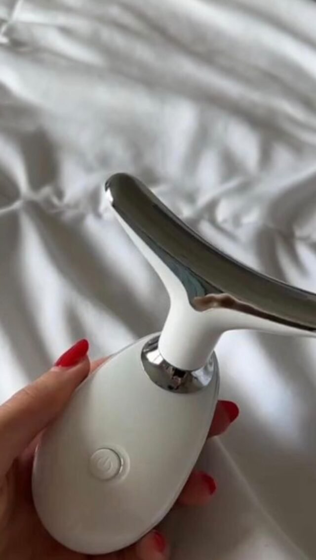 ✨ GAMECHANGER FÜR DEINE HAUTPFLEGE! ✨
Ich habe endlich das perfekte Beauty-Tool gefunden – und ich bin OBSESSED! 💆‍♀️💖

Dieses elegante Gerät ist nicht nur ein absoluter Hingucker, sondern bringt meine Pflegeroutine auf ein ganz neues Level. Während ich gemütlich auf der Couch entspanne, verwöhnt es meine Haut mit sanften Vibrationen und einem kühlenden Effekt – einfach nur WOW! 😍

🌟 Fördert die Durchblutung
🌟 Lässt die Haut straffer und frischer wirken
🌟 Perfekt für Gesicht, Hals & Kieferpartie
🌟 Ideal für deine “Me-Time” – ganz entspannt von zu Hause aus!

Seit ich es benutze, wirkt meine Haut so viel wacher, glatter und strahlender ✨ Ich hätte nie gedacht, dass ein Gerät so viel bewirken kann – ich LIEBE es einfach!

💬 Wenn du dir selbst (oder deiner Haut) etwas Gutes tun willst, musst du dieses Teil ausprobieren!
📦 Jetzt bestellen & die Veränderung spüren – du wirst es nicht mehr missen wollen!

#skincareroutine #beautymusthaves #selfcare #glowup #hautpflege #pomeranian