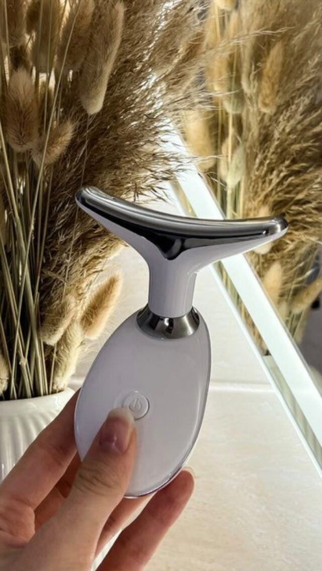 Sag Hallo zu straffer Haut & einem frischen Glow!💗
Dein neuer Beauty-Booster ist da!😍 – unser Skin-Lifting-Massagegerät vereint moderne Technologie mit einfacher Anwendung.

Mit sanften Vibrationen & angenehmer Wärme stimuliert es die Durchblutung, fördert die Kollagenbildung und lässt deine Haut sichtbar straffer und frischer wirken 🫶🏼 – ganz ohne teure Behandlungen!

Perfekt für:
• Gesicht, Kinn & Hals 🙋🏻‍♀️
• Morgendliche Frische oder Abendroutine 🌓
• Straffere Konturen & mehr Glow💖

Jetzt ausprobieren & in deine tägliche Selfcare integrieren!

Deine Haut wird es lieben.🤩
#beautygadget #skincareroutine #faciallifting #glowup