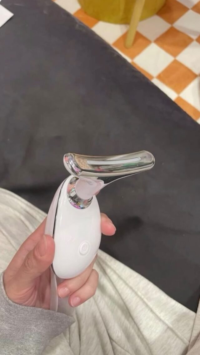 ✨ Skin Lifting Massage Gerät – Strahlende Haut wie frisch aus dem Kosmetikstudio ✨

Träumst du von glatter, straffer Haut und einem frischen Glow – ganz ohne Make-up? 💖 Mit unserem Skin Lifting Massage Gerät bringst du deine Haut in nur wenigen Minuten täglich auf ein neues Level!
Sanfte Vibrationen & Mikroströmung ⚡ stimulieren deine Haut, fördern die Durchblutung und regen die natürliche Kollagenproduktion an – für ein sichtbar jüngeres, frischeres Hautbild.

💎 Deine Vorteile:
• Sofort sichtbarer Lifting-Effekt
• Weniger Fältchen & definiertere Konturen
• Für Gesicht, Hals & Kieferlinie geeignet
• Kompakt, kabellos & intuitiv in der Anwendung
• Perfekt für jeden Hauttyp – ohne Nebenwirkungen

⭐ Schon über 1.000 zufriedene Kundinnen vertrauen auf unser Lifting-Gerät – und lieben die Ergebnisse!
Stell dir vor, du wachst morgens auf, schaust in den Spiegel und siehst: glatte, straffe Haut, frische Ausstrahlung, natürliche Schönheit – ganz ohne Filter. ✨

👉 Hol dir jetzt dein Skin Lifting Massage Gerät und starte deine Beauty-Transformation! 🛍️ #beauty #makeup #skincare #selfcare #glowingskin