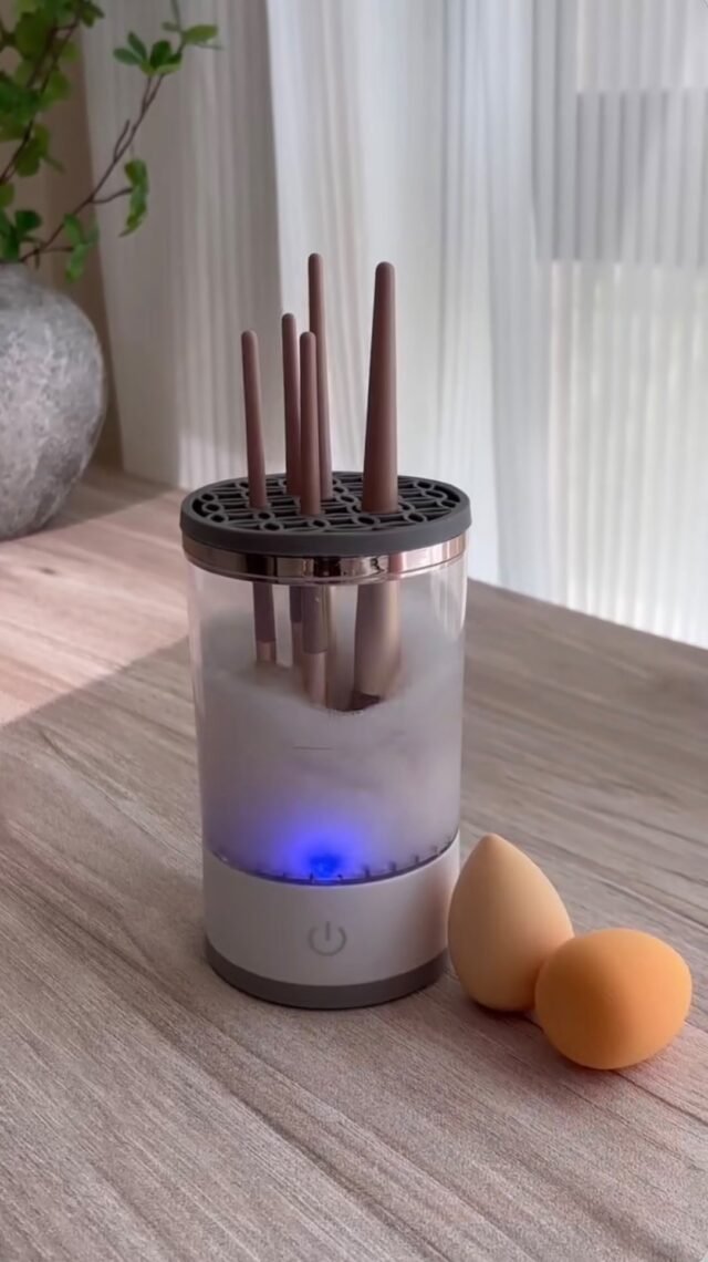 🧼✨ Sag Bye Bye zu schmutzigen Make-up Pinseln! ✨🧼
Du liebst Make-up, aber hasst das Pinselwaschen? Dann ist DAS dein Gamechanger! 😍

💡 Warum du diesen elektrischen Pinselreiniger brauchst:
• Tiefenreinigung in Sekunden – hygienisch und gründlich
• Kein Aufwand – einfach Wasser & Reiniger rein, Knopf drücken, fertig!
• Trocknet direkt mit – kein lästiges Warten mehr
• Für alle Pinselgrößen geeignet – inkl. Halterung
• Stylishes Design – ein Must-Have für jeden Beauty-Lover

🌿 Ideal für empfindliche Haut, da saubere Pinsel Hautirritationen und Unreinheiten vermeiden!
💋 Für Make-up, das strahlt – auf sauberer Grundlage!

🛒 Jetzt in meinem Shop erhältlich – gönn dir das Upgrade, das du verdienst!
👉 Link in der Bio 

#MakeupHacks #BeautyTools #PinselReiniger #CleanBrushes #MakeupLover