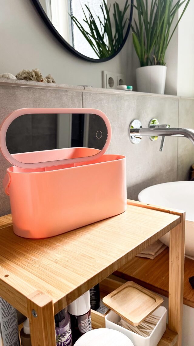 🎀 Get ready with me – aber organisiert & stilvoll! 🧼✨

Ich liebe es, wenn mein Morgen entspannt startet – und dieser Organizer macht’s möglich! 💗
Alles, was ich brauche, ist direkt griffbereit – egal ob Skincare, Make-up oder kleine Tools.
Der integrierte Spiegel mit Touch-Licht ist perfekt, wenn’s mal schnell gehen muss oder das Licht nicht reicht! 💡💋

Minimalistisch, praktisch & sooo hübsch – passt perfekt in jedes Badezimmer!
Wenn du auch mehr Ordnung im Alltag willst, dieses Teil ist ein Gamechanger! 😍

#beautyroutine #morningroutine #bathroomgoals #organizerliebe #beautytools