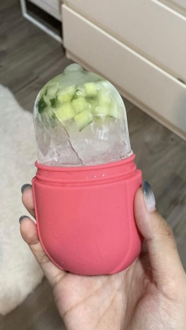 Sag Hallo zu deinem neuen Beauty-Geheimnis!💗
Mit unserem Ice Facial Roller bringst du deine Haut zum Strahlen – auf natürliche und erfrischende Weise.✨
Einfach Wasser, Gurken oder deine Lieblingszutaten einfrieren und über dein Gesicht gleiten lassen: für sofortige Frische, verfeinerte Poren und einen wunderschönen Glow!

Perfekt für müde Haut, heiße Sommertage oder als Teil deiner täglichen Pflegeroutine.🫶🏼
Jetzt erhältlich in meinem Shop – gönn deiner Haut das Upgrade, das sie verdient! #icefacial #glowing #skincareroutine #beautyhack