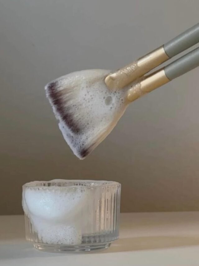 ✨ Saubere Pinsel = strahlend schöne Haut ✨
Unsere Haut verdient nur das Beste – und dazu gehören auch hygienisch gereinigte Make-up-Pinsel. Mit einer sanften, schäumenden Reinigung entfernst du Make-up-Reste, Bakterien und Talg ganz easy. 💦
So bleiben deine Tools wie neu und deine Haut wird es dir danken. 💕

👉 Entdecke in unserem Shop die passenden Beauty-Tools für deine Routine! #clean #brush #beauty #tool