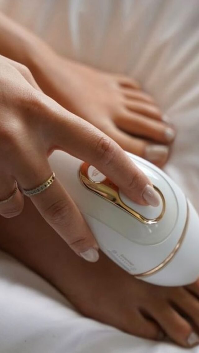 💖 UNBOXING-TIME, Girls! 💖
Dieses Set ist einfach ein Mädchentraum! 😍
So elegant, so hochwertig – genau das Richtige für unsere kleine Selfcare-Auszeit ✨
Alles wirkt so liebevoll verpackt und das Design? Einfach nur pretty & chic!
Ein echtes Highlight für alle, die sich selbst etwas Gutes tun wollen 💕

📦 Was steckt Schönes drin?
	•	✨ Ein edles Handstück im weichen Stoffetui – ready für deine Glow-Momente
	•	🪒 Ein zarter Rasierer-Aufsatz für glatte Haut wie Seide 
	•	🔌 Ein praktisches Ladekabel – damit’s jederzeit einsatzbereit ist 
 •	🕶️ Stylische Schutzbrille – damit du ready bist für deine Glow-Session #unboxing #beauty #selfcare #girlsvibes #ipl