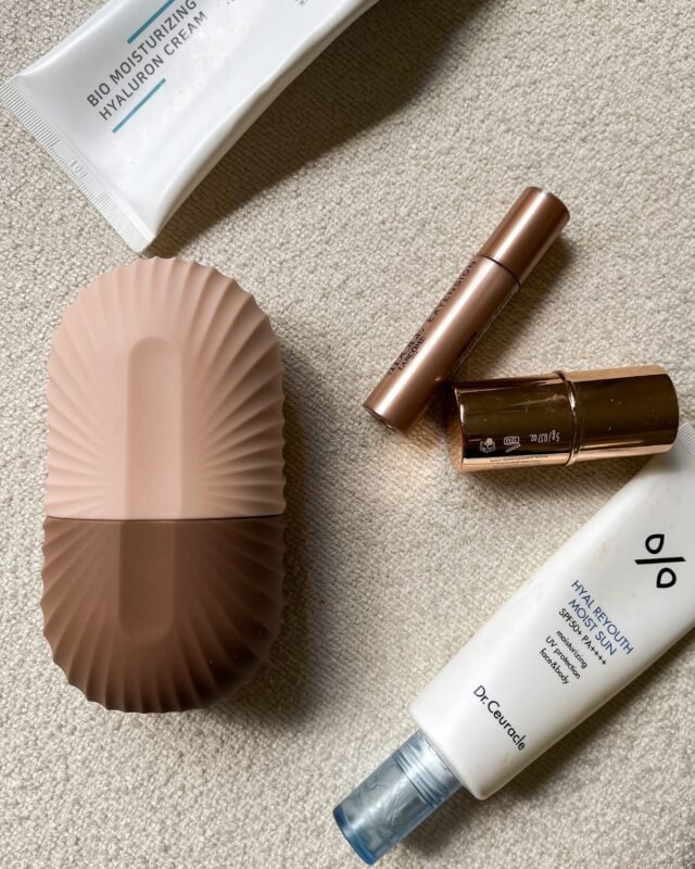 Sag Tschüss zu müder Haut💗
Du suchst nach dem ultimativen Frischekick am Morgen oder einem SOS - Helfer gegen Schwellungen und Hautirritationen?Unser stylischer Ice Stick ist die Geheimwaffe für strahlende Haut – ganz ohne Chemie, einfach mit der Kraft der Kälte.✨

Ob gegen Augenringe, geschwollene Partien oder als entspannendes Ritual – der Ice Stick ist nicht nur ein Hingucker, sondern ein echter Gamechanger in deiner Skincare-Routine.🥰

Jetzt in deinem Lieblingsdesign in unserem Shop entdecken – gönn deiner Haut die Pflege, die sie verdient!🤗#skincaretips #glowinskin #beautyhacks #iced