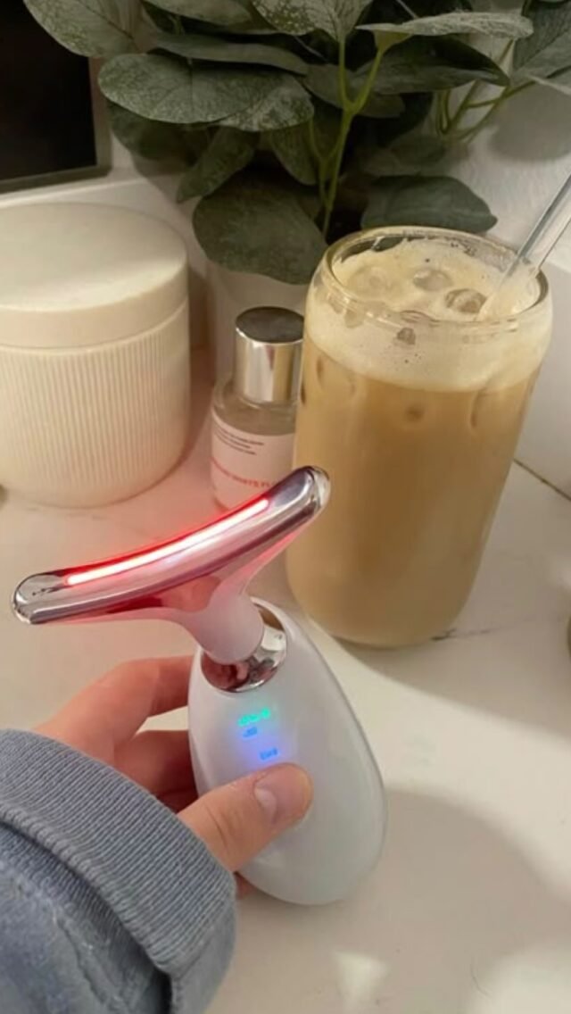 Spürbare Straffung, verbesserte Durchblutung und ein natürlicher Glow 💕– ganz ohne Nadeln oder Chemie.
Das hier ist deine neue Hautpflege-Geheimwaffe. #BeautyTok #GlowingSkin #SkinCareRoutine