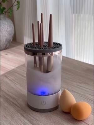 🧼✨ Sag Bye Bye zu schmutzigen Make-up Pinseln! ✨🧼 Du liebst Make-up, aber hasst das Pinselwaschen? Dann ist DAS dein Gamechanger! 😍 💡 Warum du diesen elektrischen Pinselreiniger brauchst: ✔️ Tiefenreinigung in Sekunden – hygienisch und gründlich • Kein Aufwand – einfach Wasser & Reiniger rein, Knopf drücken, fertig! • Trocknet direkt mit – kein lästiges Warten mehr • Für alle Pinselgrößen geeignet – inkl. Halterung • Stylishes Design – ein Must-Have für jeden Beauty-Lover 🌿 Ideal für empfindliche Haut, da saubere Pinsel Hautirritationen und Unreinheiten vermeiden! 💋 Für Make-up, das strahlt – auf sauberer Grundlage! 🛒 Jetzt in meinem Shop erhältlich – gönn dir das Upgrade, das du verdienst! 👉 Link in der Bio #MakeupHacks #BeautyTools #PinselReiniger #CleanBrushes #MakeupLover