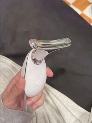 ✨ Skin Lifting Massage Gerät – Strahlende Haut wie frisch aus dem Kosmetikstudio ✨ Träumst du von glatter, straffer Haut und einem frischen Glow – ganz ohne Make-up? 💖 Mit unserem Skin Lifting Massage Gerät bringst du deine Haut in nur wenigen Minuten täglich auf ein neues Level! Sanfte Vibrationen & Mikroströmung ⚡ stimulieren deine Haut, fördern die Durchblutung und regen die natürliche Kollagenproduktion an – für ein sichtbar jüngeres, frischeres Hautbild. 💎 Deine Vorteile: • Sofort sichtbarer Lifting-Effekt • Weniger Fältchen & definiertere Konturen • Für Gesicht, Hals & Kieferlinie geeignet • Kompakt, kabellos & intuitiv in der Anwendung • Perfekt für jeden Hauttyp – ohne Nebenwirkungen ⭐ Schon über 1.000 zufriedene Kundinnen vertrauen auf unser Lifting-Gerät – und lieben die Ergebnisse! Stell dir vor, du wachst morgens auf, schaust in den Spiegel und siehst: glatte, straffe Haut, frische Ausstrahlung, natürliche Schönheit – ganz ohne Filter. ✨ 👉 Hol dir jetzt dein Skin Lifting Massage Gerät und starte deine Beauty-Transformation! 🛍️ #beauty #fyp #foryou #makeup #viral