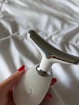 ✨ GAMECHANGER FÜR DEINE HAUTPFLEGE! ✨ Ich habe endlich das perfekte Beauty-Tool gefunden – und ich bin OBSESSED! 💆‍♀️💖 Dieses elegante Gerät ist nicht nur ein absoluter Hingucker, sondern bringt meine Pflegeroutine auf ein ganz neues Level. Während ich gemütlich auf der Couch entspanne, verwöhnt es meine Haut mit sanften Vibrationen und einem kühlenden Effekt – einfach nur WOW! 😍 🌟 Fördert die Durchblutung 🌟 Lässt die Haut straffer und frischer wirken 🌟 Perfekt für Gesicht, Hals & Kieferpartie 🌟 Ideal für deine “Me-Time” – ganz entspannt von zu Hause aus! Seit ich es benutze, wirkt meine Haut so viel wacher, glatter und strahlender ✨ Ich hätte nie gedacht, dass ein Gerät so viel bewirken kann – ich LIEBE es einfach! 💬 Wenn du dir selbst (oder deiner Haut) etwas Gutes tun willst, musst du dieses Teil ausprobieren! 📦 Jetzt bestellen & die Veränderung spüren – du wirst es nicht mehr missen wollen! #SkincareRoutine #beautymusthaves #selfcare #glowup #hautpflege #pomeranian 